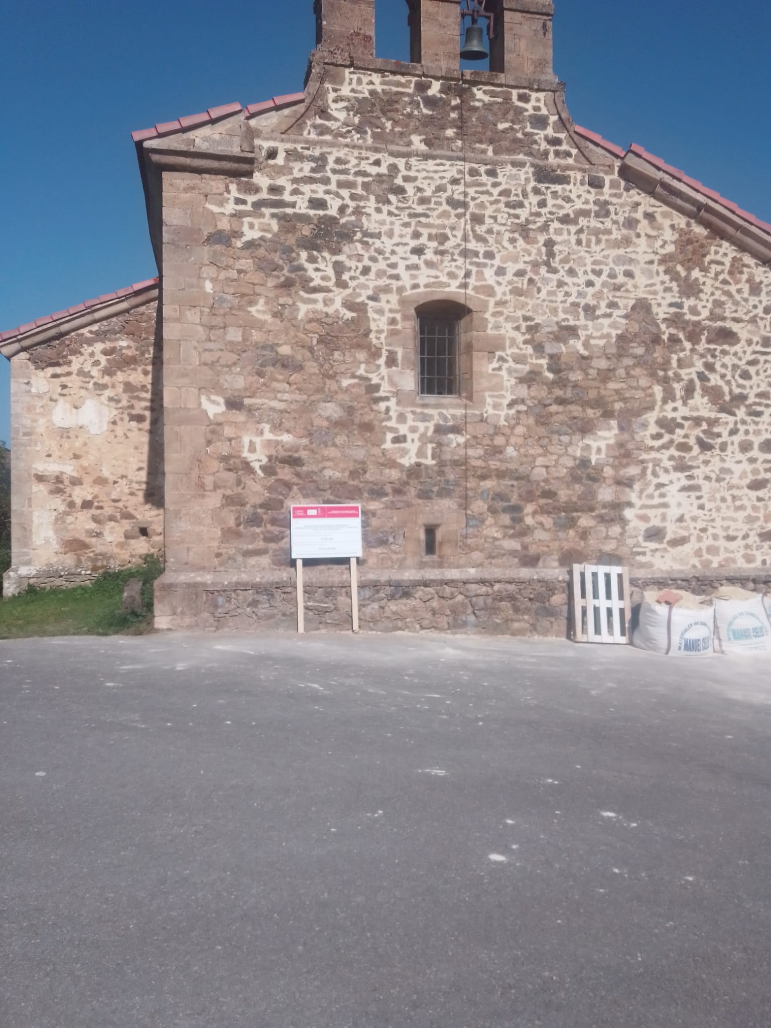 Información pública de la obra ejecutada ” IGLESIA DE LA SIERRA – REHABILITACIÓN DE PARAMENTOS INTERIORES E IMPERMEABILIZACIÓN DE TESTERO OESTE”