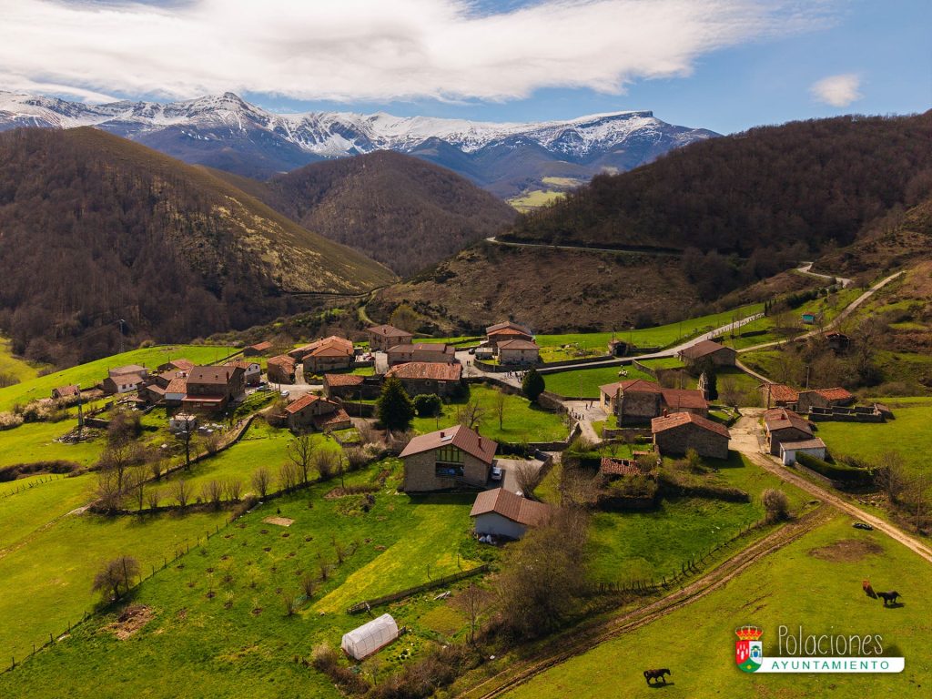 Lombraña - Panorámica del pueblo de Polaciones