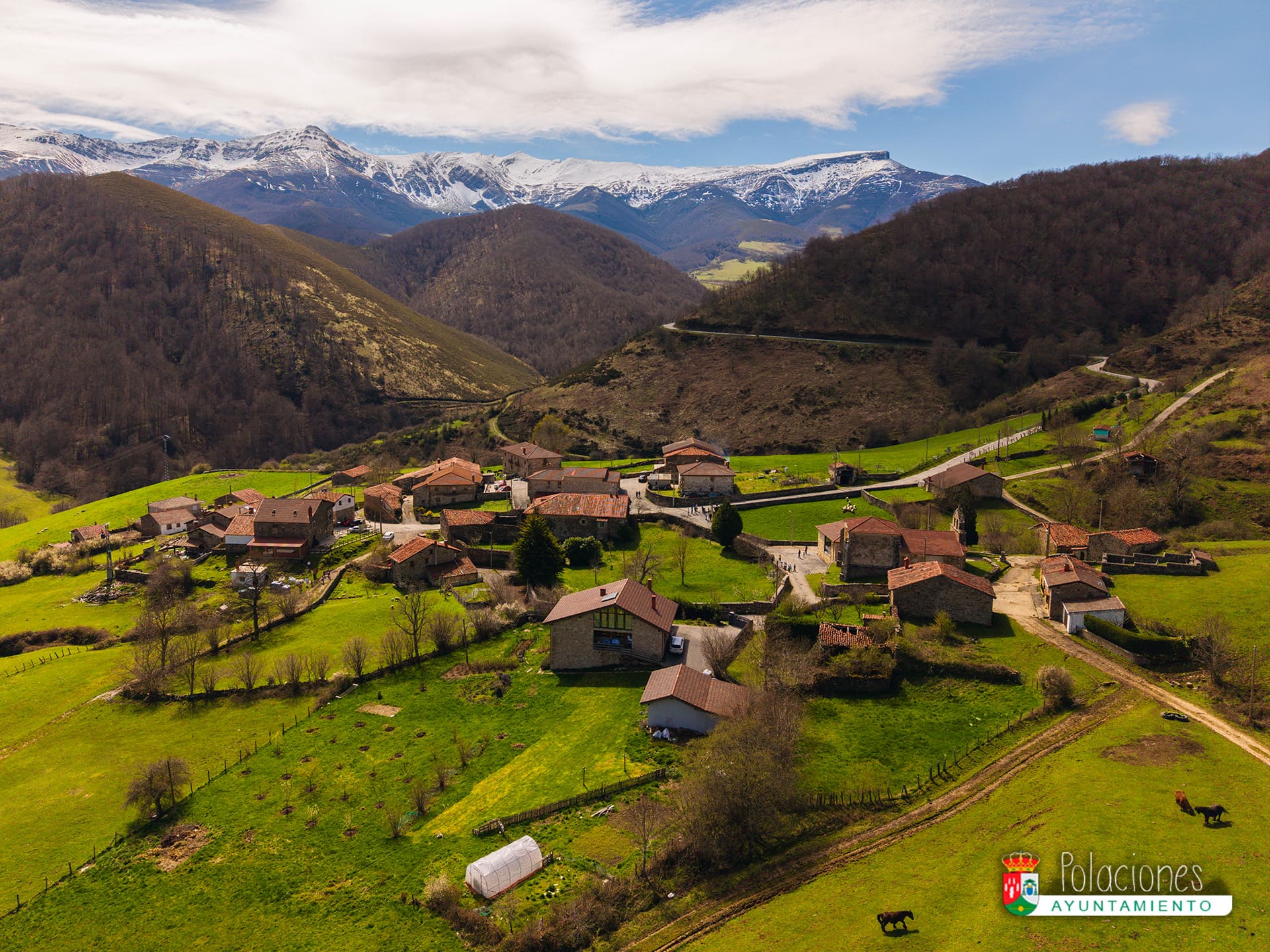 Lombraña - Panorámica del pueblo de Polaciones